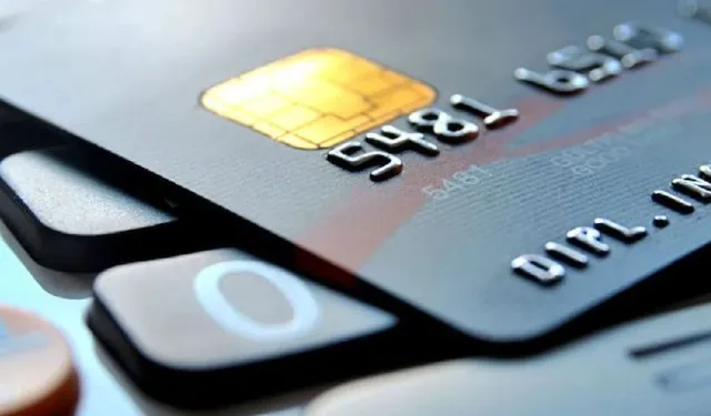 Üniversite kantininde düşürülen kredi kartını kullandı!