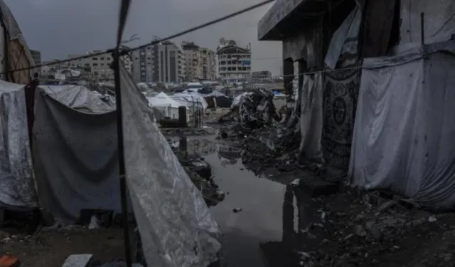 Gazze'de çadırlar su altında kaldı