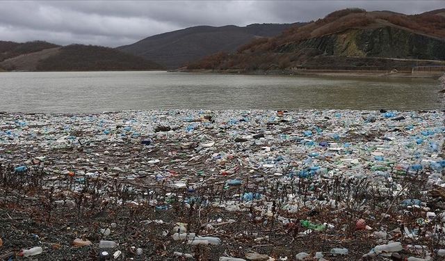 Kosova’da Badovc Baraj Gölü’nün yüzeyi çöp ve atıklarla kaplandı