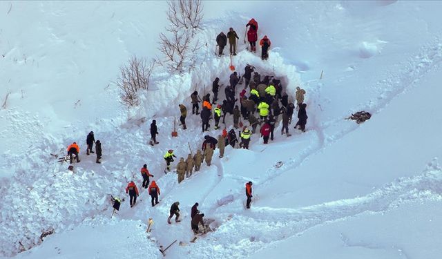 Artvin'de çığ altında kalan çobanı arama çalışmalarına ara verildi
