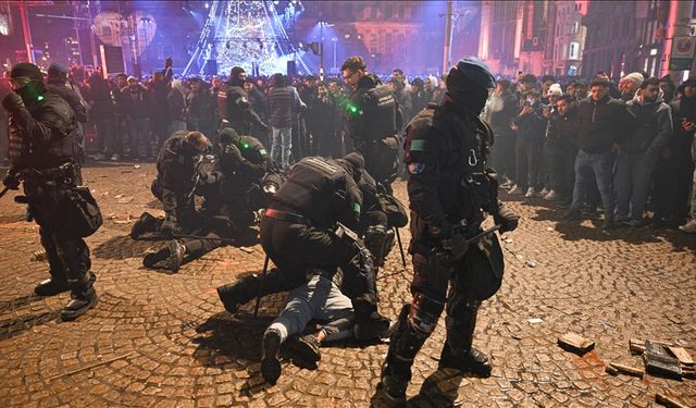 Avrupa'da yılbaşı kutlamaları sırasındaki kazalarda ve şiddet olaylarında çok sayıda kişi öldü