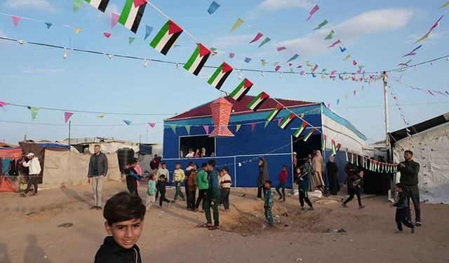 Gazzeliler çadırların arasında da olsa çocuklara "ramazan coşkusunu" yaşatmaya çalışıyor