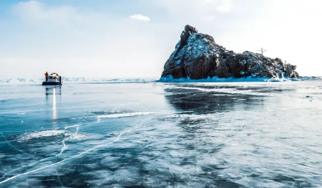 Buz tutan yüzey kırıldı, tur otobüsü dünyanın en derin gölüne düştü!