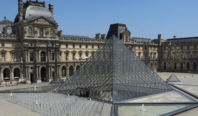 Fransa'da gündemden düşmeyen Louvre Müzesi'nin müdürü istifa etti