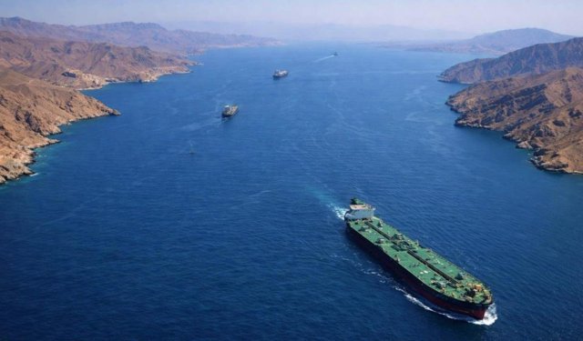 Hürmüz Boğazı'ndan Türk sahipli ilk gemi geçti