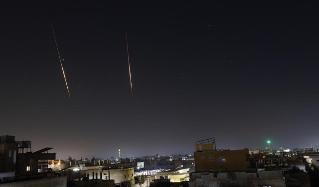 İran füzesi İsrail'in Hayfa kentinde binaya isabet etti: 4 yaralı