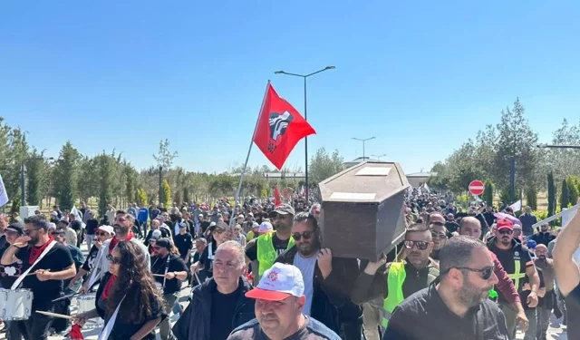 Meclis’e ara verildi, okullar açıldı: El-Sen, BES ve Dev-İş grevi sürdürüyor