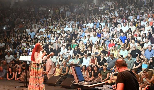 Güzelyurt Portakal Festivalinde Leman Sam sahne aldı