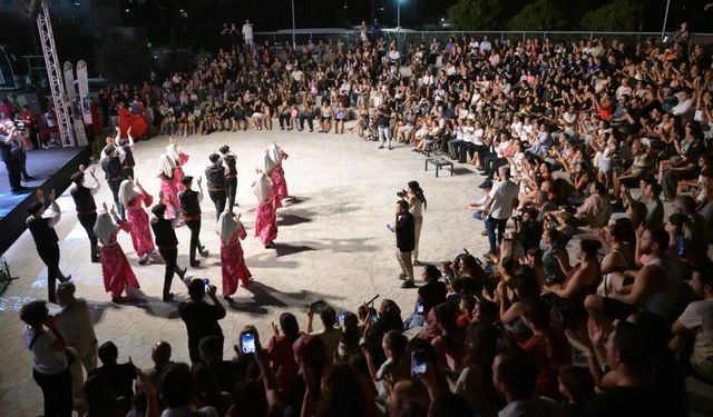 Kızılbaş Parkı'da 16. Lefkoşa Halk Dansları Festivali başladı