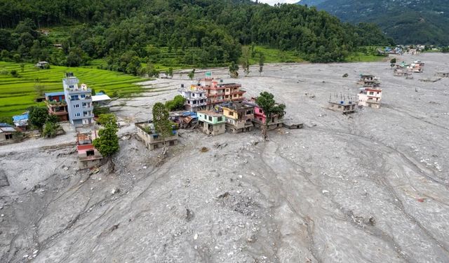 Nepal'deki sel felaketinde hayatını kaybedenlerin sayısı 1451'e yükseldi