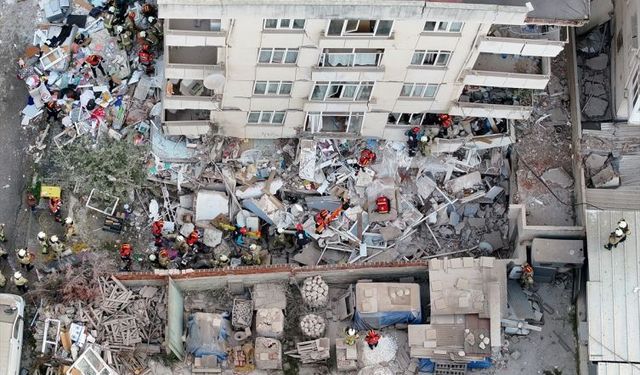 İstanbul'da 7 katlı bina kısmen çöktü