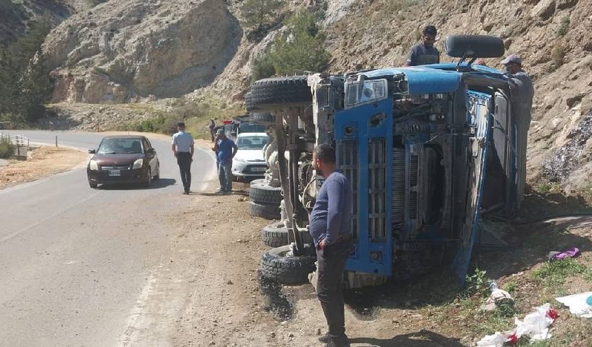 Geçitköy-Girne ana yolunda korkutan kaza: Beton mikseri devrildi, sürücü yaralandı