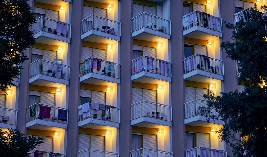 İngiliz turist otelin üçüncü kat balkonundan düşerek öldü
