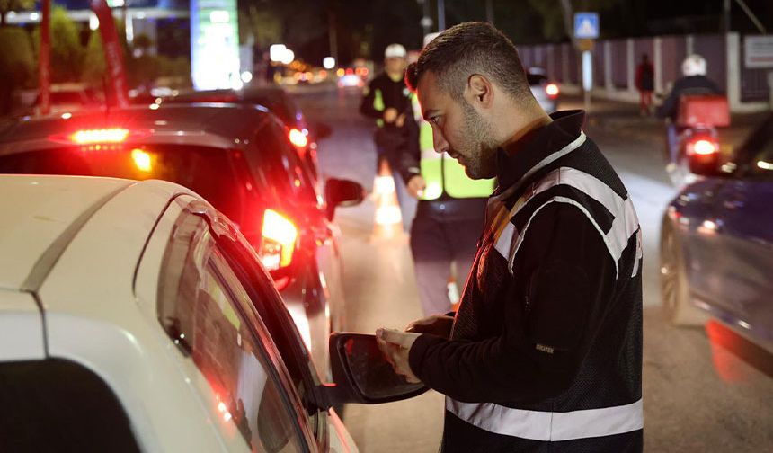 Ülke genelindeki trafik denetimlerinde 318 araç sürücüsü rapor edildi