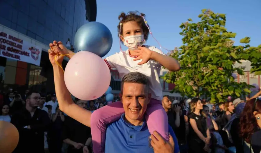 Binlerce kişi toplanmış, balonlar gökyüzüne bırakılmıştı: Minik Azra hayatını kaybetti