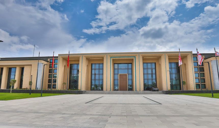 Erhürman, Üstel ve beraberindeki hükümet yetkilileriyle görüştü