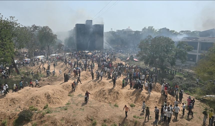 Hindistan'da düşen uçağı "dakikalar" ile kaçıran yolcu kazadan kurtuldu