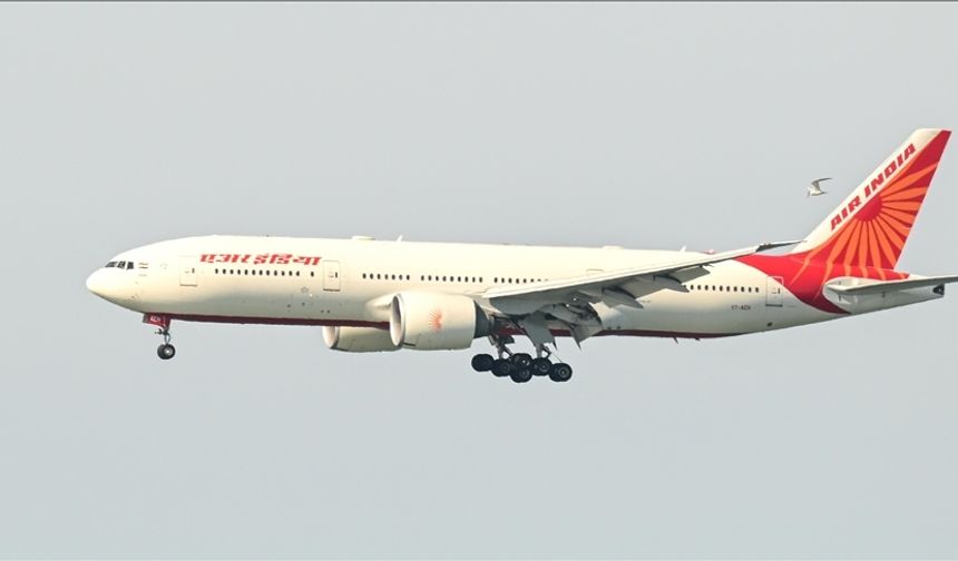 Tayland'dan Hindistan'a giden Air India uçağı bomba ihbarının ardından acil iniş yaptı