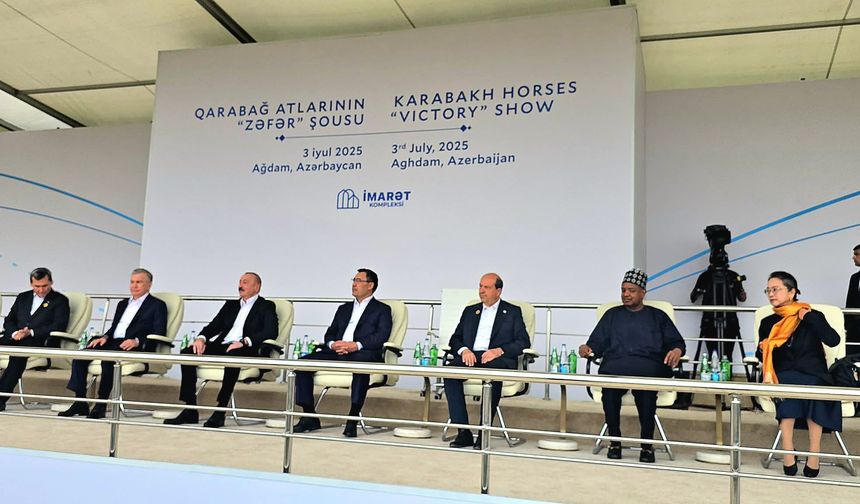 Tatar, Aliyev'in özel konuğu olarak Atların Zafer Gösterisini izledi