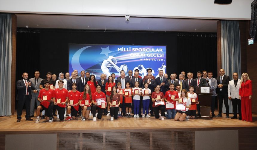 “Milli Sporcular Onur Gecesi”nde sporculara plaket takdim edildi