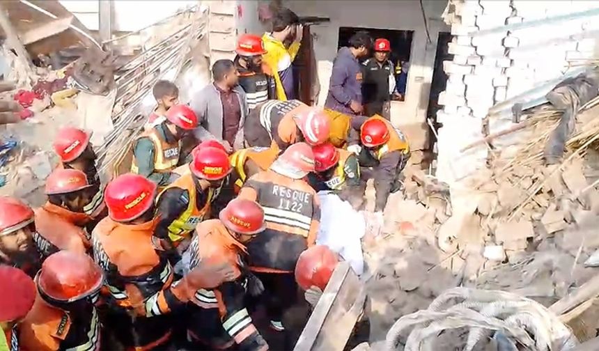 Pakistan'da tutkal fabrikasında gaz sızıntısı sonucu meydana gelen patlamada 15 kişi hayatını kaybetti