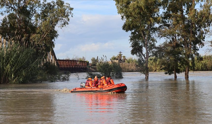Arnavutluk'ta meydana gelen selden etkilenenler tahliye edildi