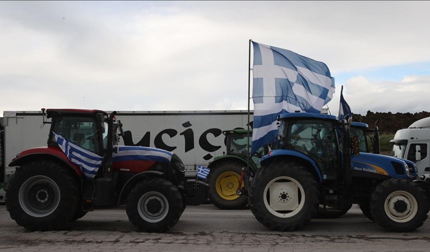 Yunanistan'da çiftçiler, yetersiz desteklere karşı 48 saatlik yol kapatma eylemi başlattı