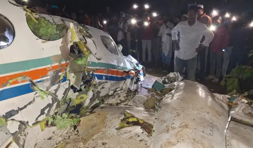 Hindistan’da içerisinde 7 kişinin bulunduğu ambulans uçak düştü!