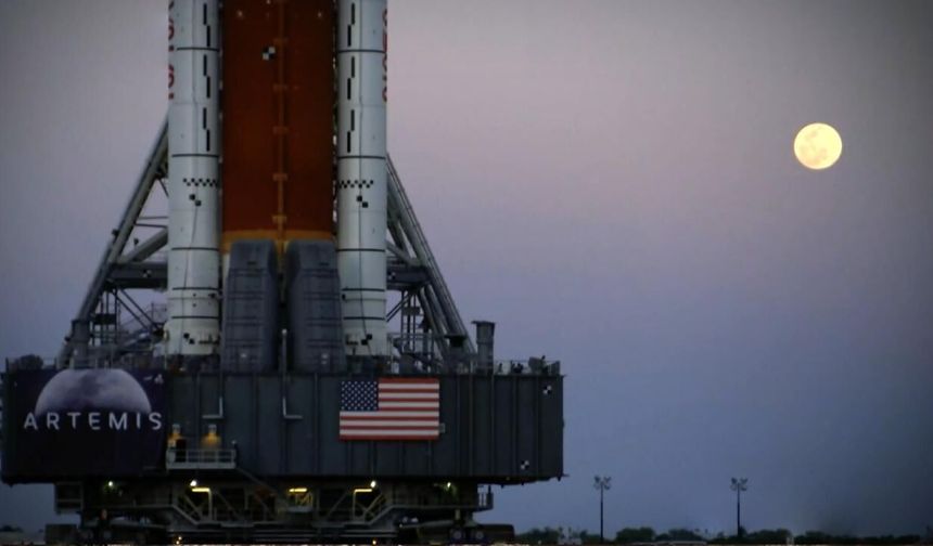 NASA, Artemis II roketini tamir için fırlatma rampasından hangara çekiyor