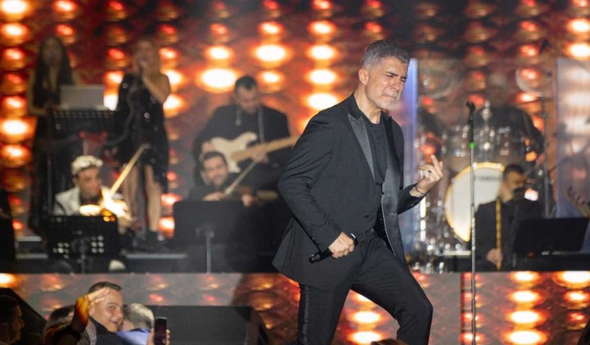 Özcan Deniz, Merit Royal Dıamond’da romantizm rüzgârı estirdi