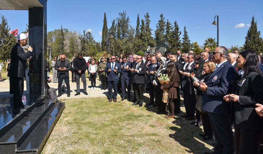 İrsen Küçük 7'nci ölüm yıl yönümde kabri başında anıldı