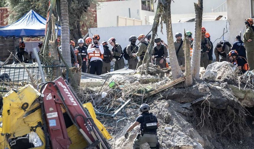 İran Füzesi İsrail’in Orta Kesimine İsabet Etti