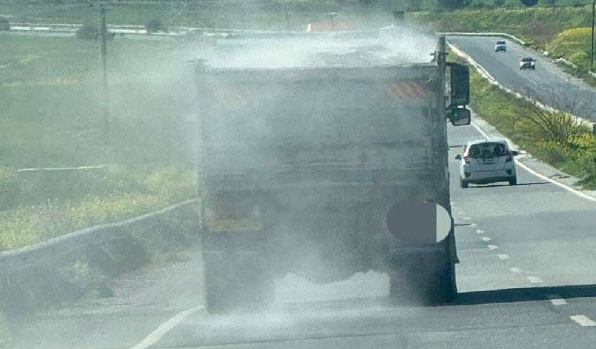 Sürüş güvenliğini tehlikeye atan kamyon şoförüne polisten ceza