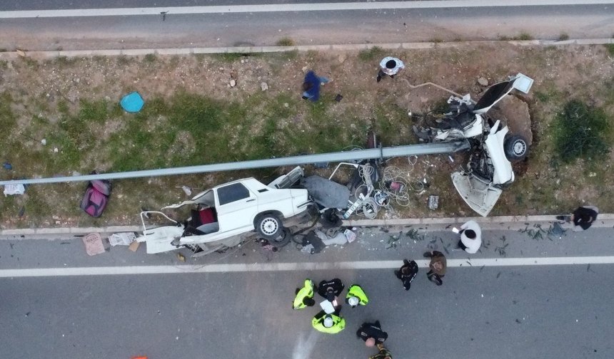 Mersin'de aydınlatma direğine çarpan otomobil ikiye bölündü