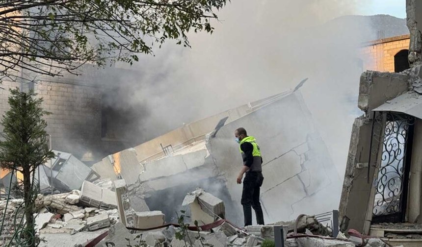 İsrail ordusu, Lübnan'ın güneyindeki Meys el-Cebel beldesinde evleri ateşe verdi