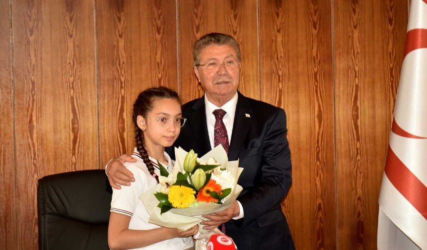 Başbakan koltuğunu Ela İnce'ye devretti