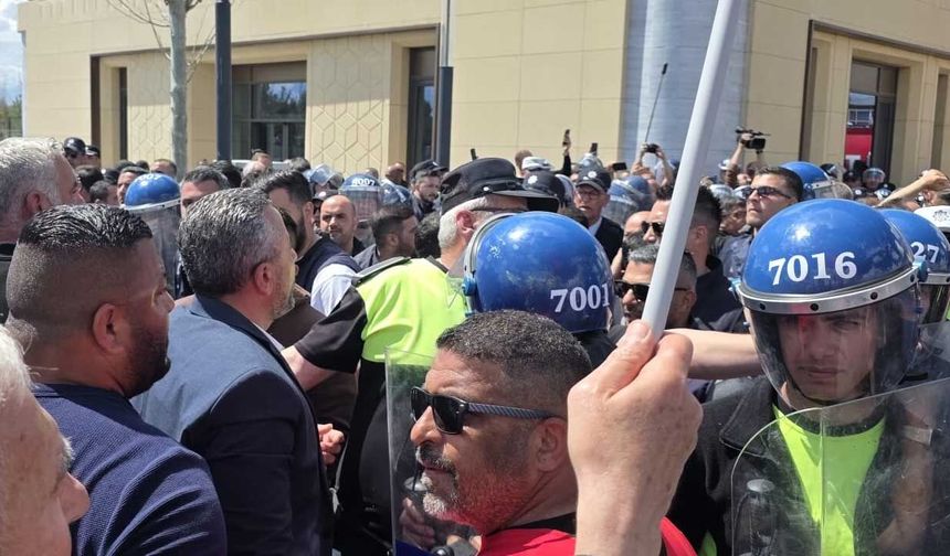 Greve giden kamuda örgütlü sendikalar, Meclis önünde eylemde