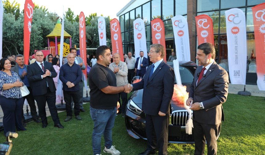 UBP Piyangosu Talihlisine Arabası Teslim Edildi