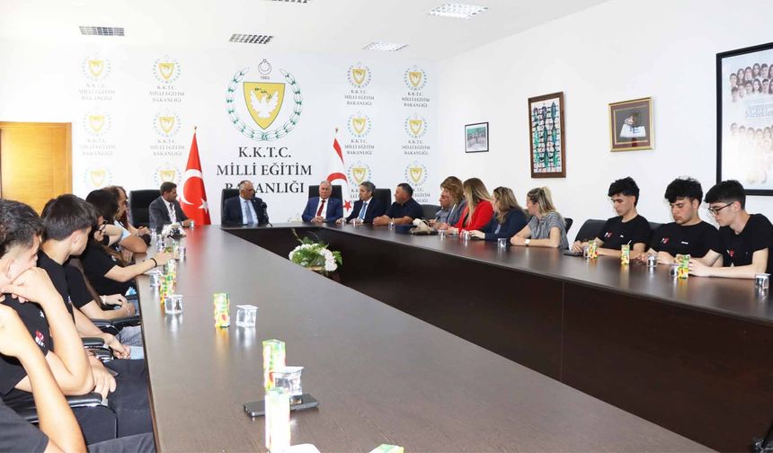 Çavuşoğlu, Polatpaşa Lisesi ve kardeş okulu Üsküdar Validebağ Fen Lisesi öğrencilerini kabul etti