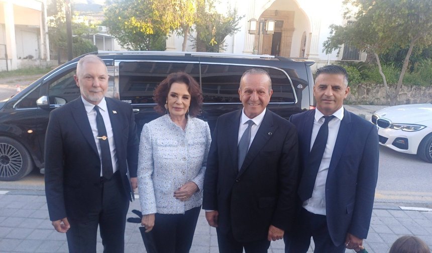 Ataoğlu, usta sanatçı Hülya Koçyiğit ile bir araya geldi