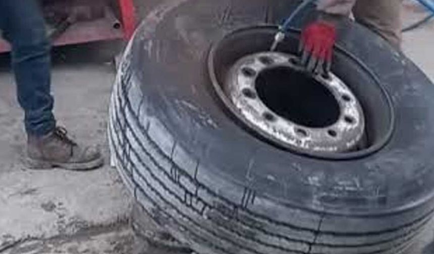 Tanker lastiği patladı: Bakım yapan işçi yaralandı