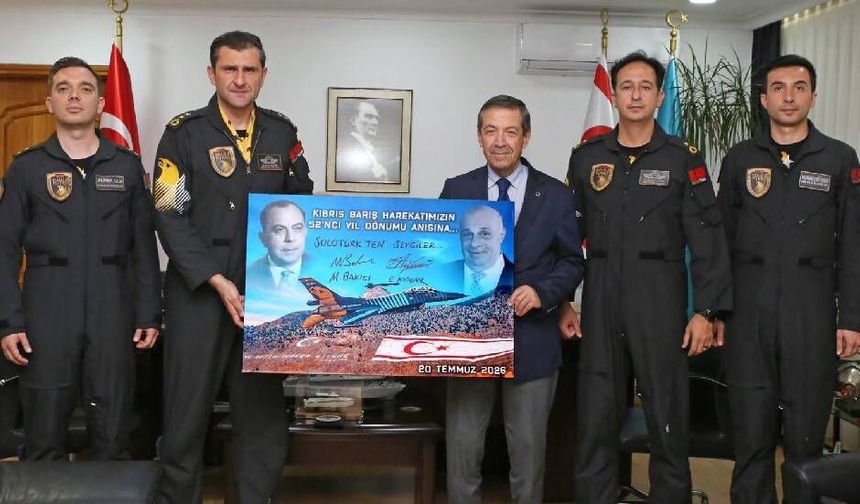 Dışişleri Bakanı Ertuğruloğlu, SOLOTÜRK pilotlarını kabul etti