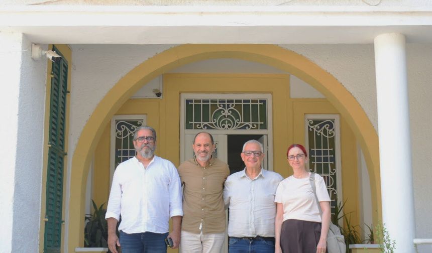 Özersay, DAÜ-SEN yetkilileriyle bir araya geldi