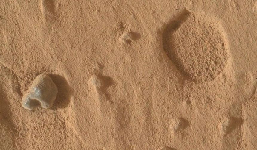 NASA Mars'ta gizemli delikler buldu