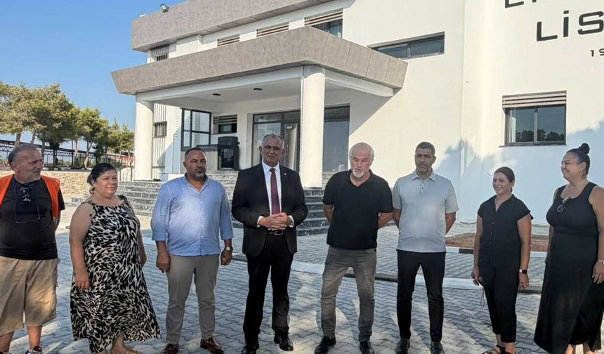 Bakan Çavuşoğlu Erenköy Lisesi’ni ziyaret etti