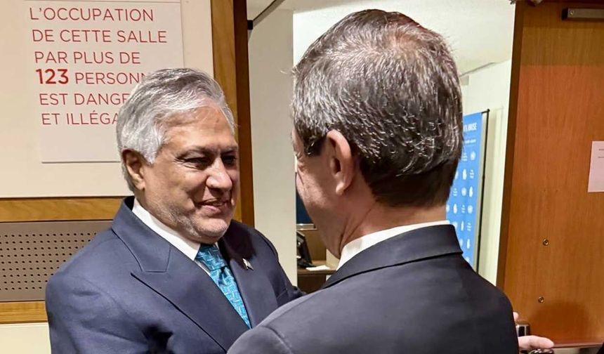Ertuğruloğlu, Pakistan Dışişleri Bakanı Mohammad Ishaq Dar'la görüştü