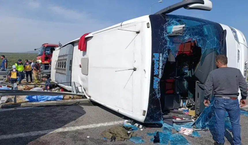 Manisa'da yolcu otobüsü ile çekici çarpıştı: 11 ölü, 27 yaralı