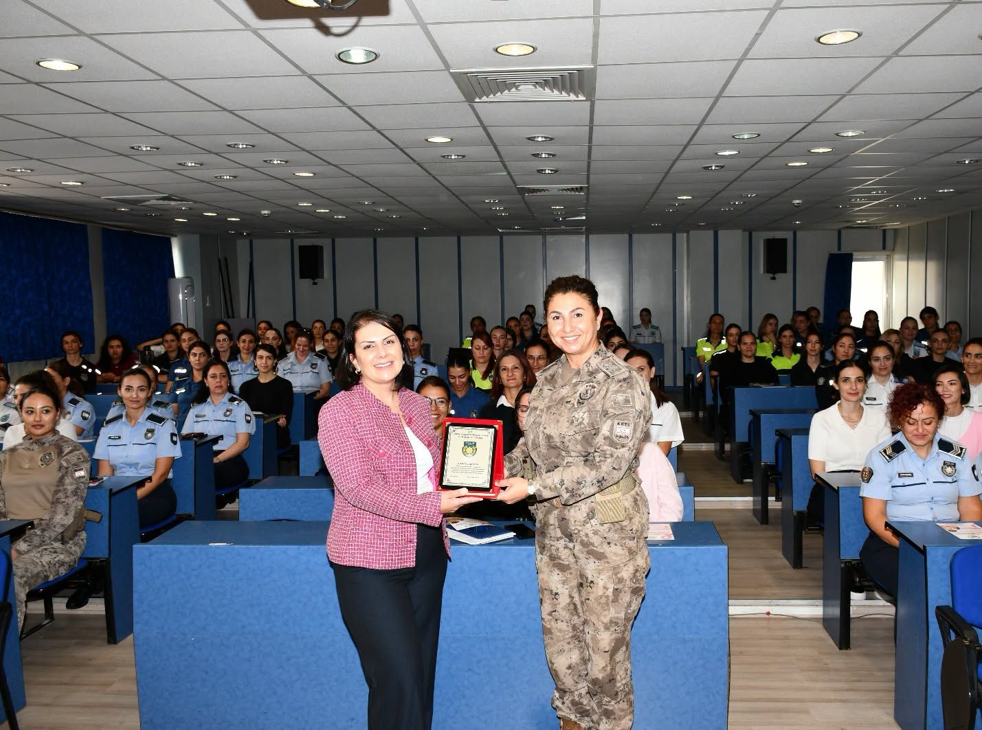 Kadın polis mensuplarına meme kanseri farkındalık konferansı